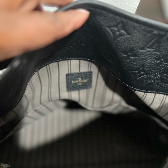 Authentic Louis Vuitton large handbag in black. In excellent condition - Picture 4 of 5